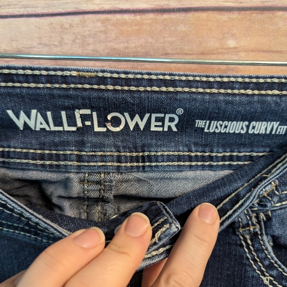 WallFlower Luscious Curvy Fit Jeans Women’s Size 11 Medium Wash Bootcut Denim 29 - Picture 2 of 6